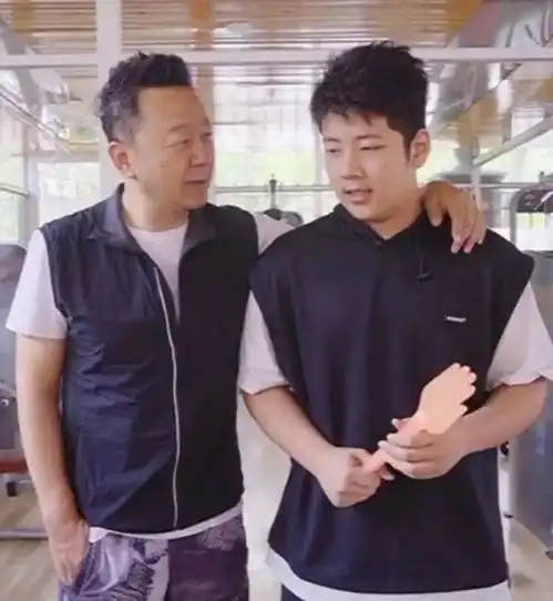 演员郭涛晒与儿子交往视频,引起网友热议