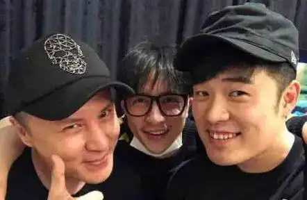 没有卓伟明星都亲自下场撕,薛之谦人设崩网友带朱祯一起骂