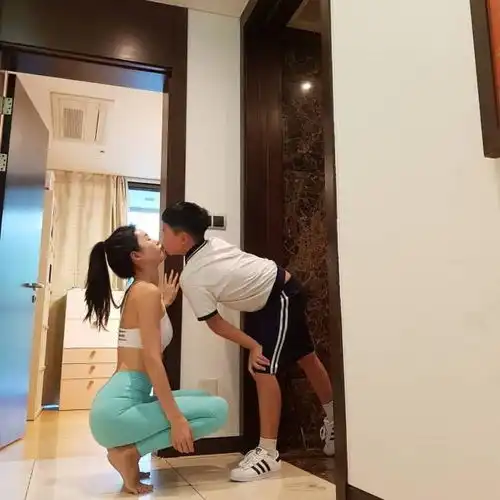 35岁的宝妈,坚持运动,儿子已经上小学,身材却不输少女