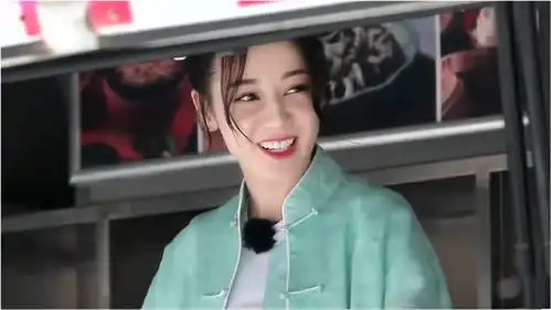 张艺兴上街买包子,竟收到男生送的玫瑰花,热巴的表情亮了