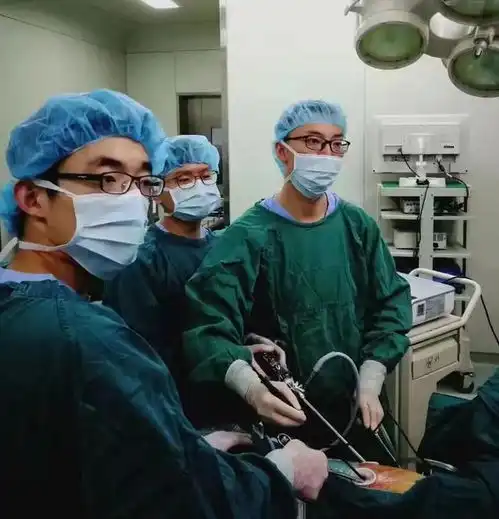 重庆首例重医附一院成功为一名患有双侧多发肺结节患者实施杂交手术