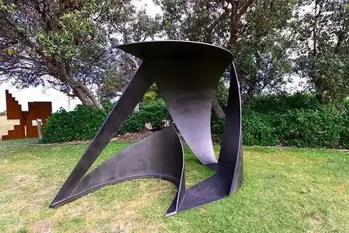 不止是艺术,半透明雕塑反射出被破坏的生态