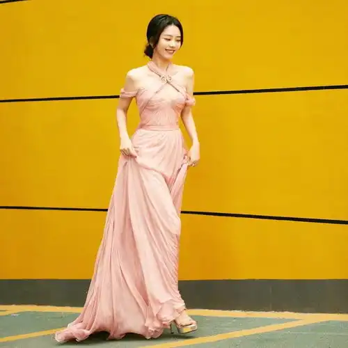 金鹰晚会女明星穿公主裙赵丽颖锁骨太抢眼,宋茜却因没腰线吃亏