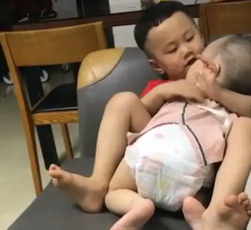 这二胎生的没错,三岁小哥哥哄弟弟睡觉,妈妈看了忍不住想笑