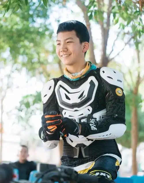 胡军儿子成帅小伙12岁康康一袭赛车服变身硬汉,侧颜太有霸总相