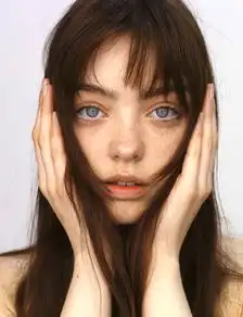 欧美系小姐姐的眼神可耐,风格可盐可甜