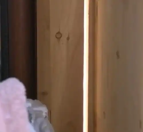 隔壁装修把女子衣柜砸出窟窿,房间竟是木板隔断,房东不关我事