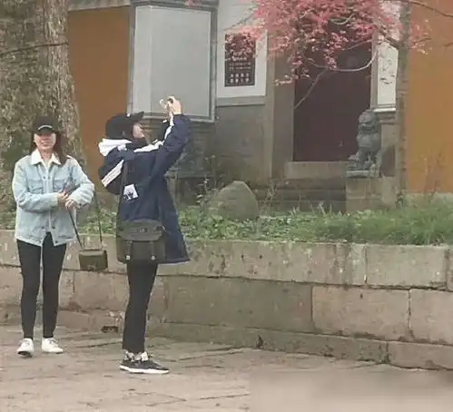 网友普陀山偶遇baby,摘墨镜口罩与人合影,淡妆出镜美得不可方物