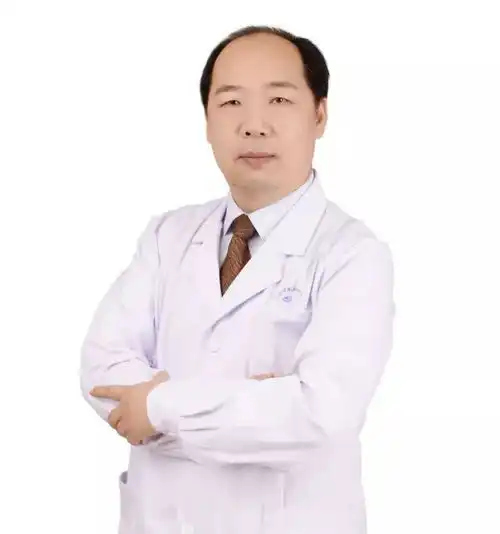 曾经他也是个追光的人,现在的他光芒万丈