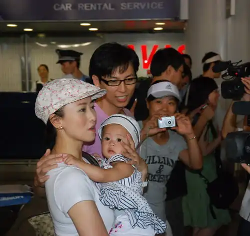 翁虹返京女儿接机与老公机场大秀恩爱