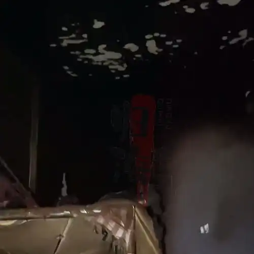 山东一男孩点燃礼炮引发火灾,家里一片狼藉,姥姥将其带走去避难