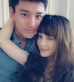 李小璐领证事件后首现身,豪车内晒自拍,墨镜中的男人暴露一切