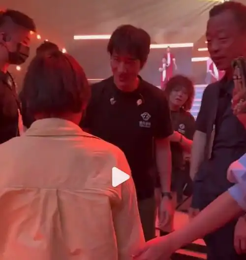 全红婵个性休闲装出镜再次与樊振东同框,70岁成龙搂住她的肩膀