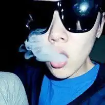 帅气戴墨镜的男生头像