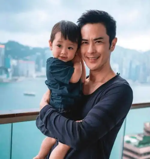 郑嘉颖发文妻子怀二胎,老婆五官深邃颜值超高,儿子也是小帅哥