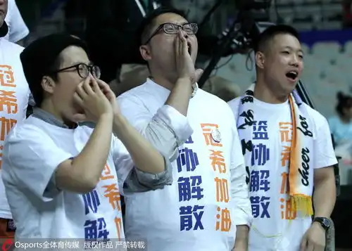 上海打出篮协解散标语姚明全家现身督战