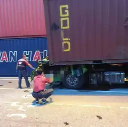 惊悚高雄港码头货柜掉落砸中货柜车头驾驶压扁惨死