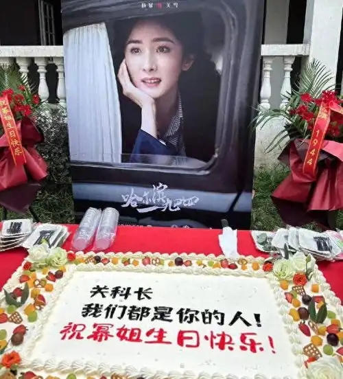 37岁杨幂剧组过生日,场面温馨又大气,杨幂素颜出镜晒杯子蛋糕