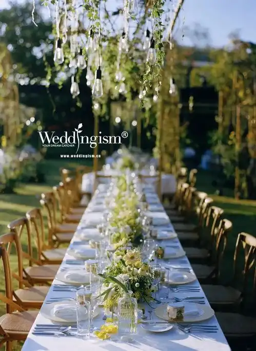 原木材质结合自然系花艺,一场充满了活力的户外婚礼