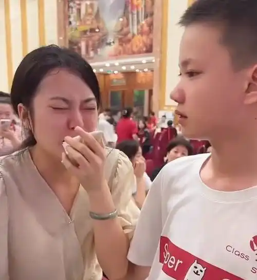 广东一小学毕业聚会老师不舍痛哭,家长帮孩子从垫底到全镇第一