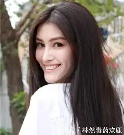 何穗真会打扮,黑衣配红唇超显白,露出的天鹅颈线条迷人