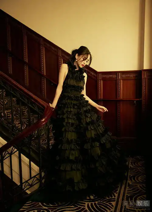baby穿黑裙露美背复古妖娆红唇吸睛