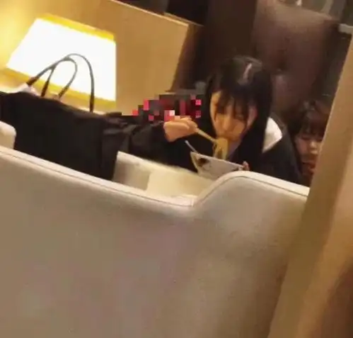baby机场独自吃面,黄晓明不在身边,狼吞虎咽的样子惹人心疼