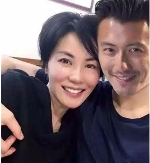 小s和王菲争宠,何炅和戚薇争宠,网友谢霆锋的回应够霸气