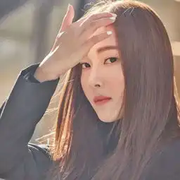 组图jessica郑秀妍黑色西装知性干练面对镜头歪头托腮