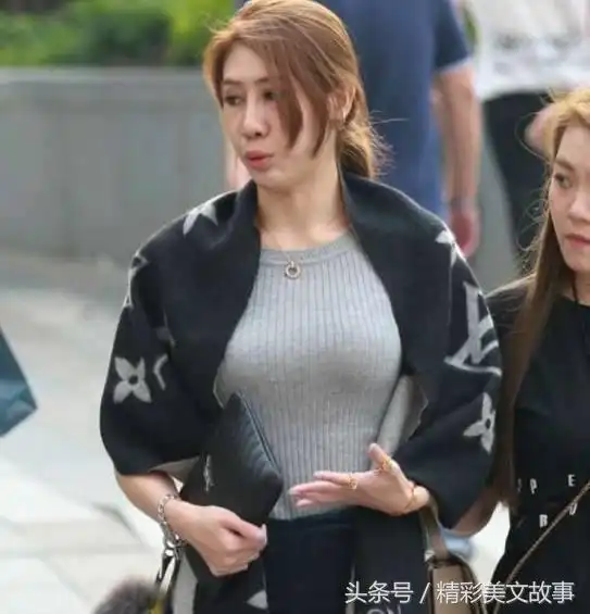 身高一米八大个的气质优雅小姐姐,穿着短裤露出白皙大长腿