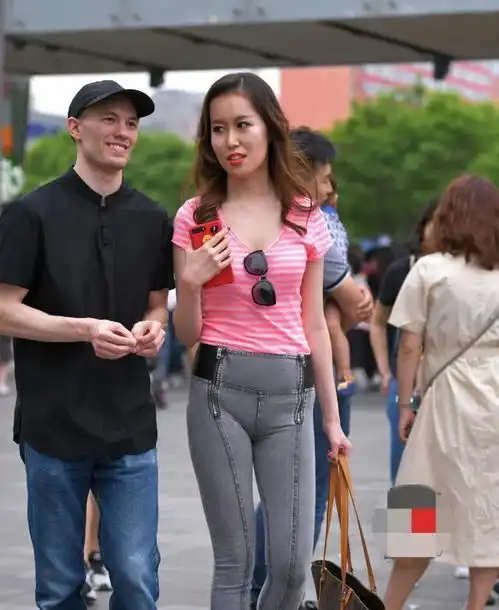 这么紧的牛仔裤,应该是欧美风格吧