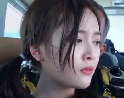 吴宣仪为高以翔换头像被说太假,晒出最新自拍后,全网道歉了