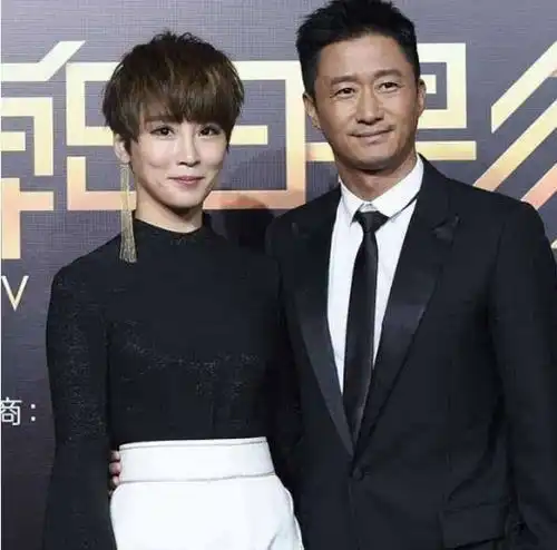 谢楠带俩娃探班吴京,孩子马上钻进父亲怀里,大儿子还送花给爸爸