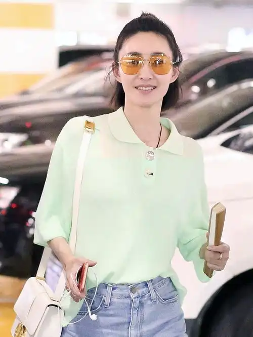 王丽坤带2万元的包出行,素颜状态好,穿薄荷绿针织衫清爽靓丽