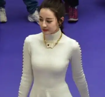 看完路人镜头下蒋欣,再看迪丽热巴,终于知道肉肉的女生多可爱