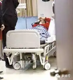 太危险空姐操作飞机后舱门不慎跌落