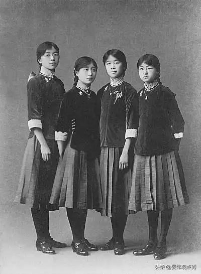 你眼中又土又肥的校服却让隔壁的外国人都馋哭了