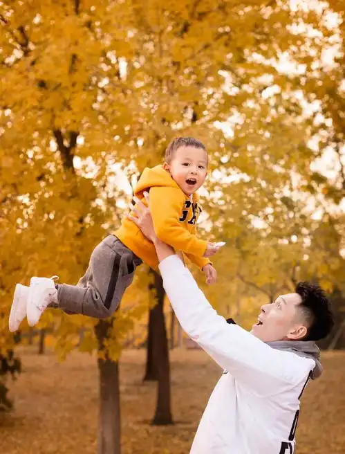 买超带儿子理发自备神器被夸,理发师是瘦版潘粤明还是郭京飞