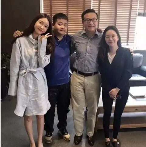 网红界邓文迪上位史从不知名野模到年入3亿,全是靠做小三