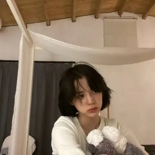 组图欧阳娜娜短发九宫格自拍嘟嘴比耶眼神撩人纯欲感十足