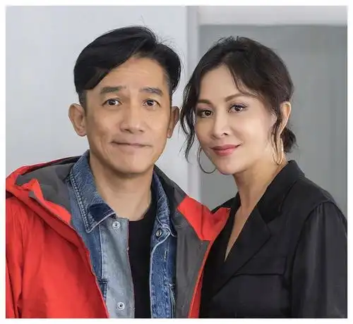 刘嘉玲霸气挡不住,豹纹外套走机场淡定从容,梁朝伟在旁似助理
