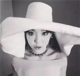 中国女歌手吴莫愁也跨界了,变身设计师魔力范十足