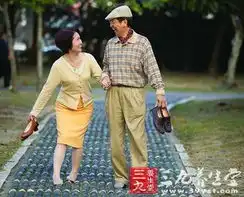 九旬老人玩魔方治血栓