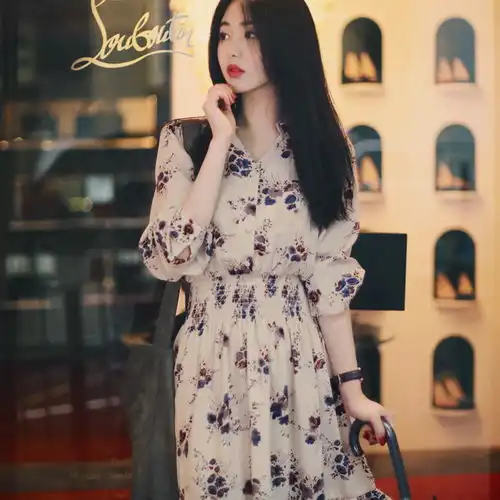 女人穿裙子要不要配丝袜学学这样穿,配不配都好看,美出新高度