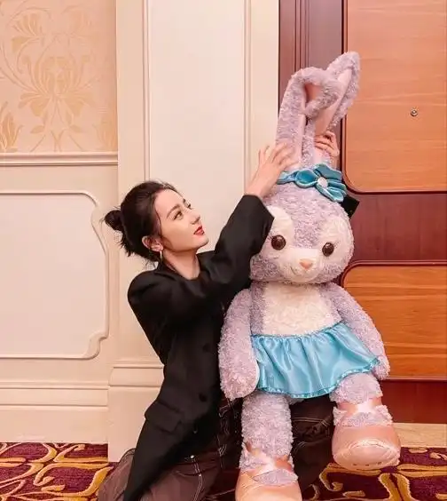 迪丽热巴晒迪士尼游玩照,心态放松,少女感爆棚