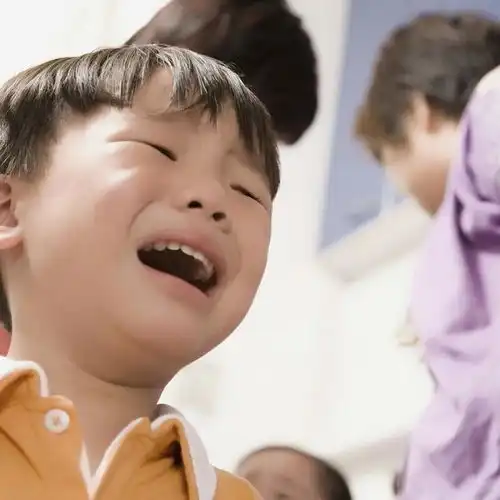 孩子因害怕打针逃出医院吓哭家长,学会小套路,让孩子克服恐惧