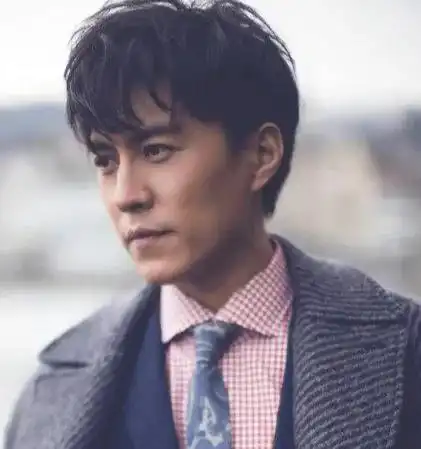 靳东中年发福,用诗词回应变胖一事,让人一头雾水