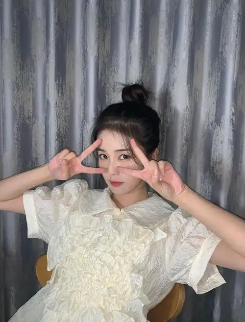 白鹿为粉丝花式笔芯自拍,泡泡袖配上花苞头,满满都是少女感