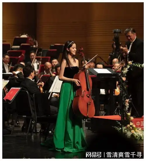 欧阳三姐妹的黑红上位史,以及她们的明星家族