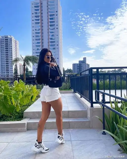 环球美女25岁巴西辣妹,因真人秀知名,凭借时尚穿搭美出天际